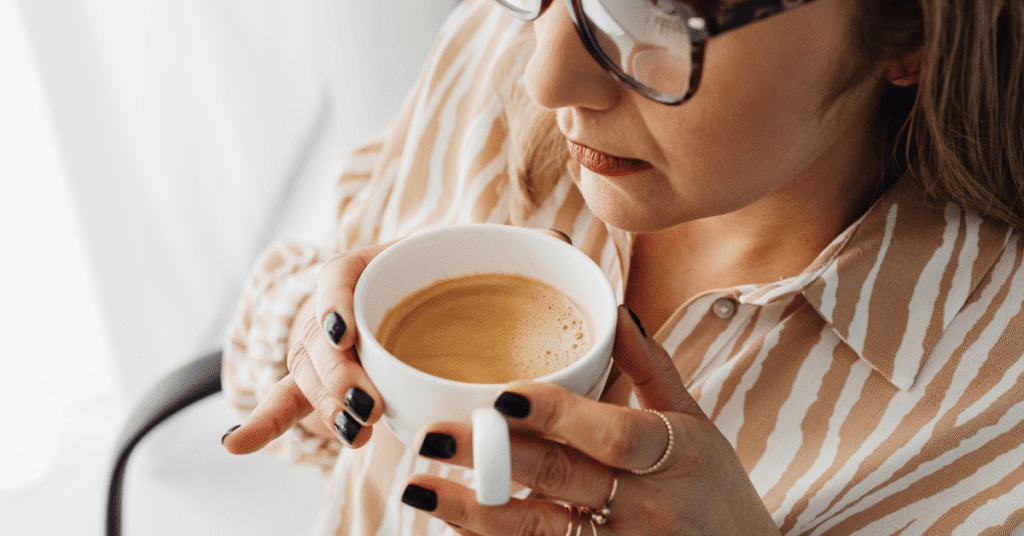 frau trinkt kaffee
