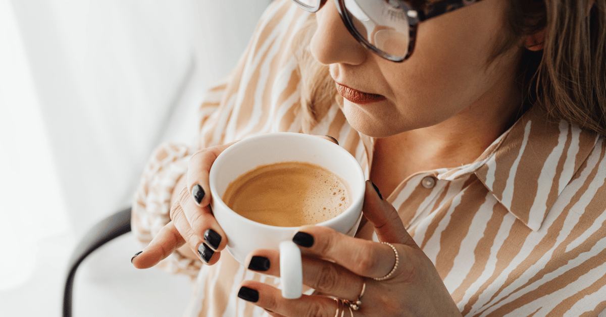 frau trinkt kaffee