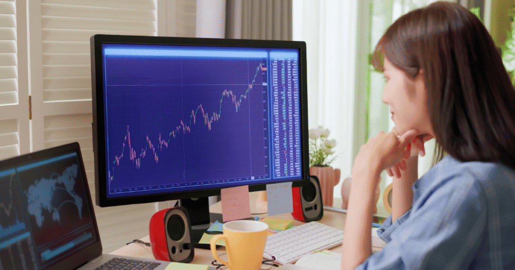 frau sitzt vor dem laptop und schaut sich einen chart an