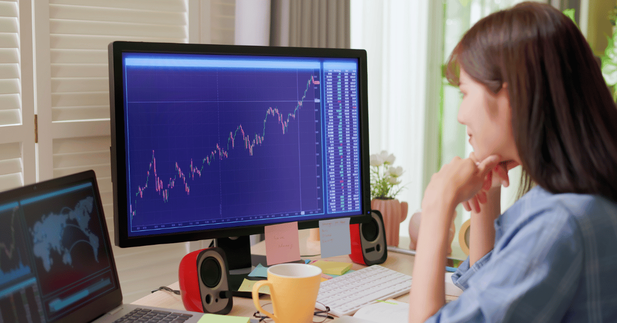 frau sitzt vor dem laptop und schaut sich einen chart an