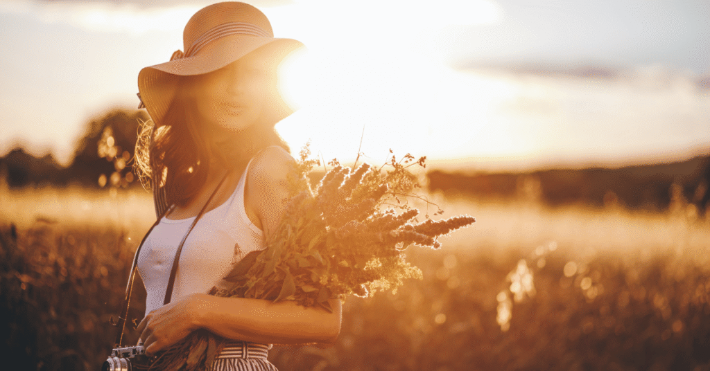 frau im feld während der golden hour