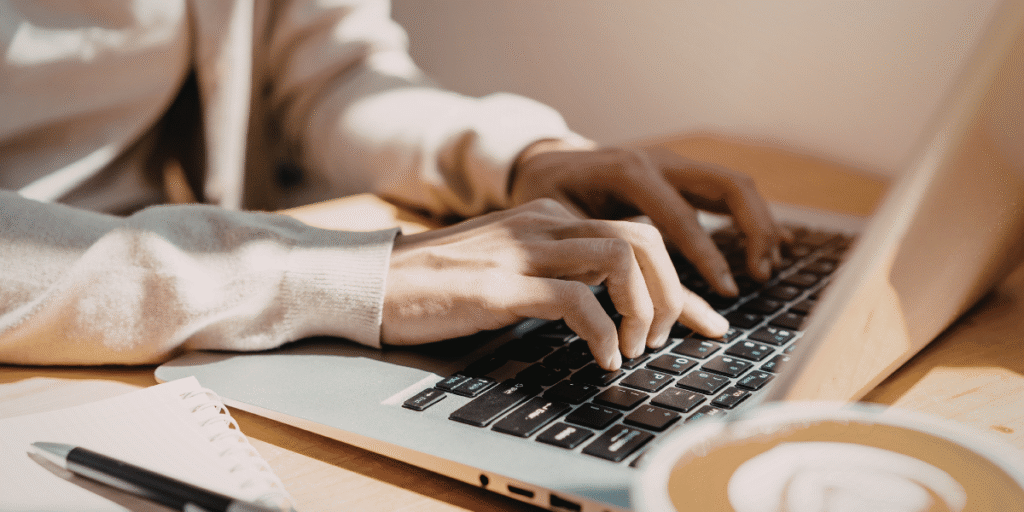 hande schreiben auf einer laptop-tastatur