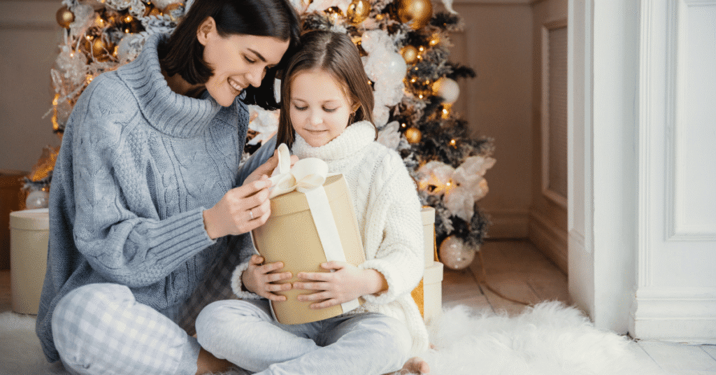 mutter mit kind vor christbaum